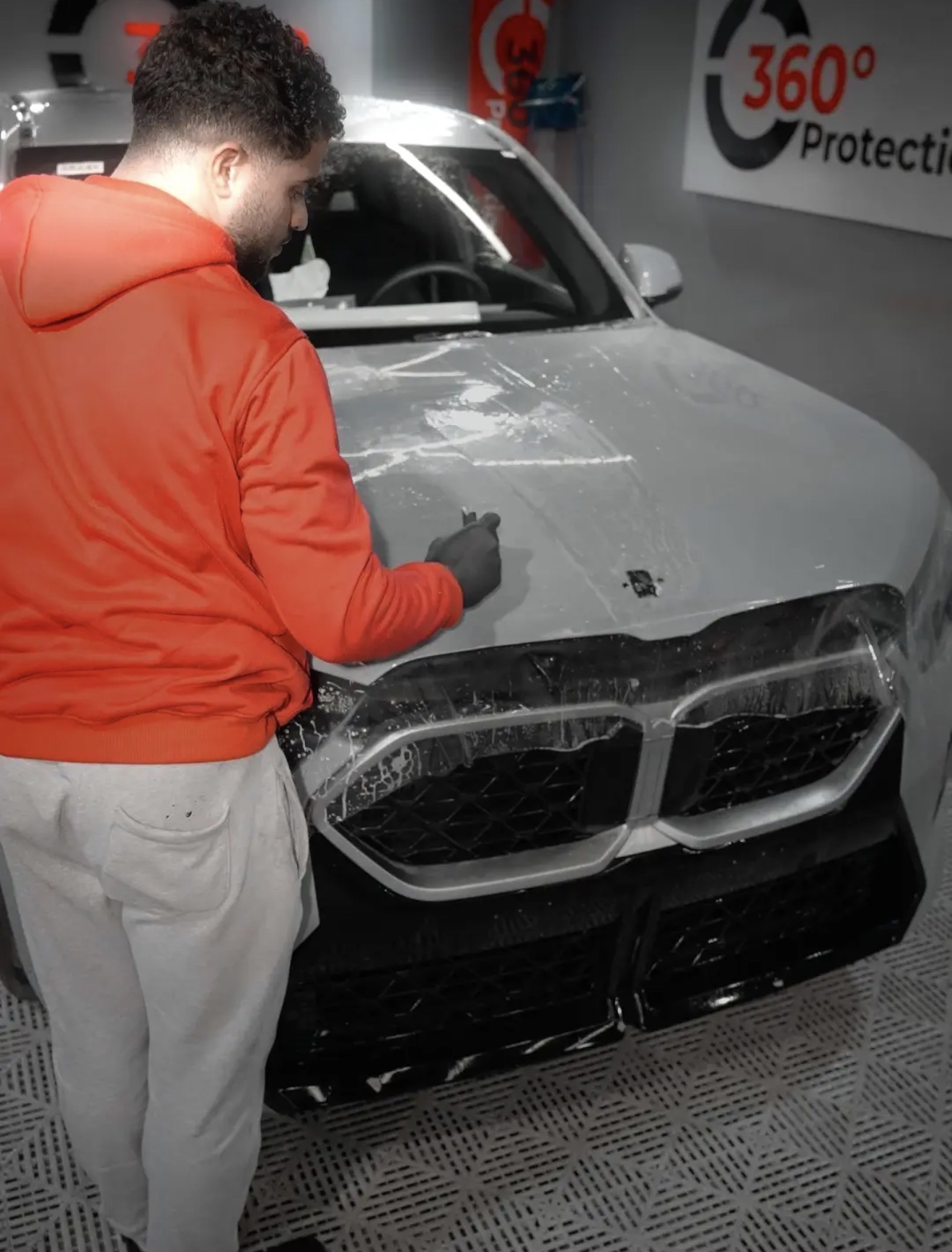 Installer smoothing film on a BMW bonnet
